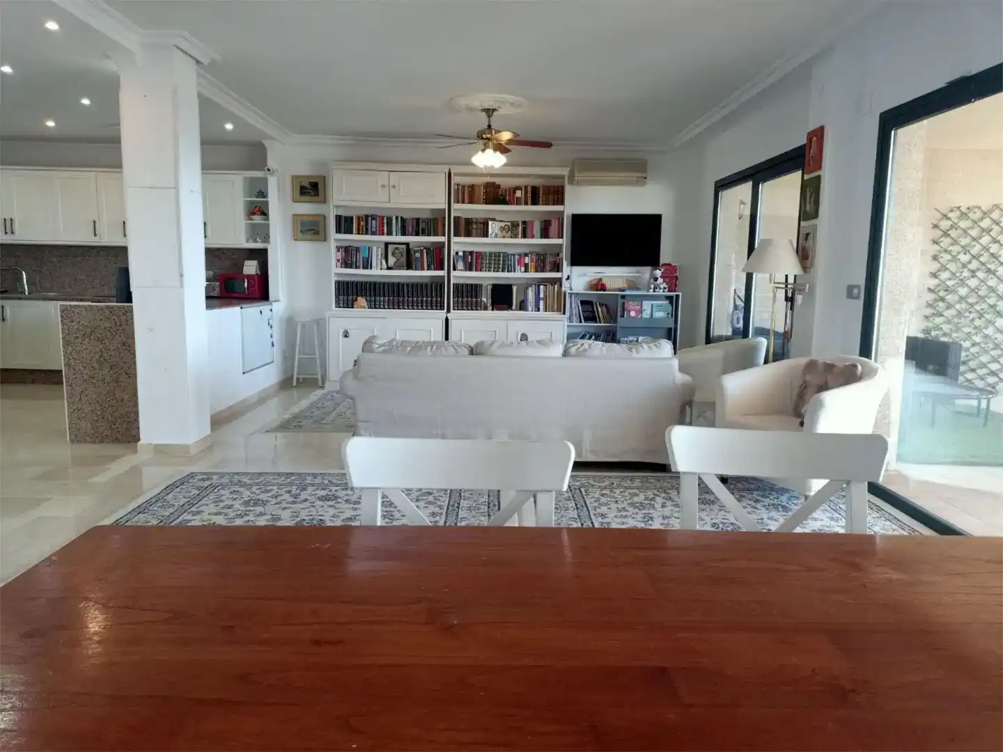 Wohnzimmer von Dachboden zur Miete in Altea mit Klimaanlage, Schwimmbad und Balkon