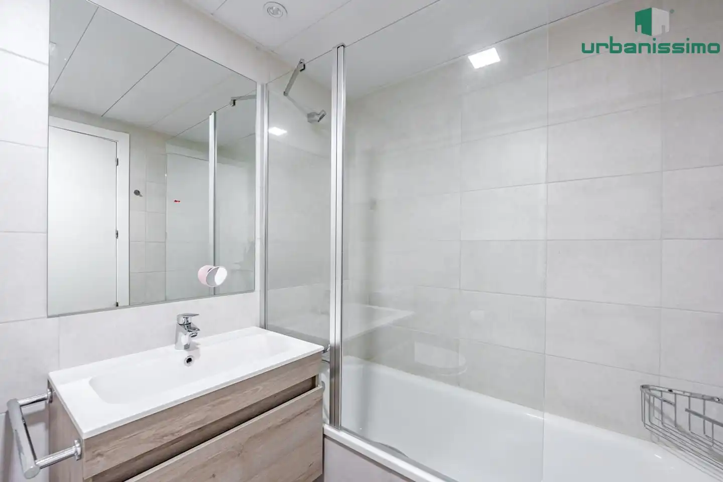 Bathroom of Flat for sale in Madrid  with Air Conditioner, Terrace and Storage room
