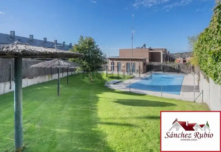 Piscina de Casa adosada de lloguer en Torrelodones amb Aire condicionat, Calefacció i Jardí privat