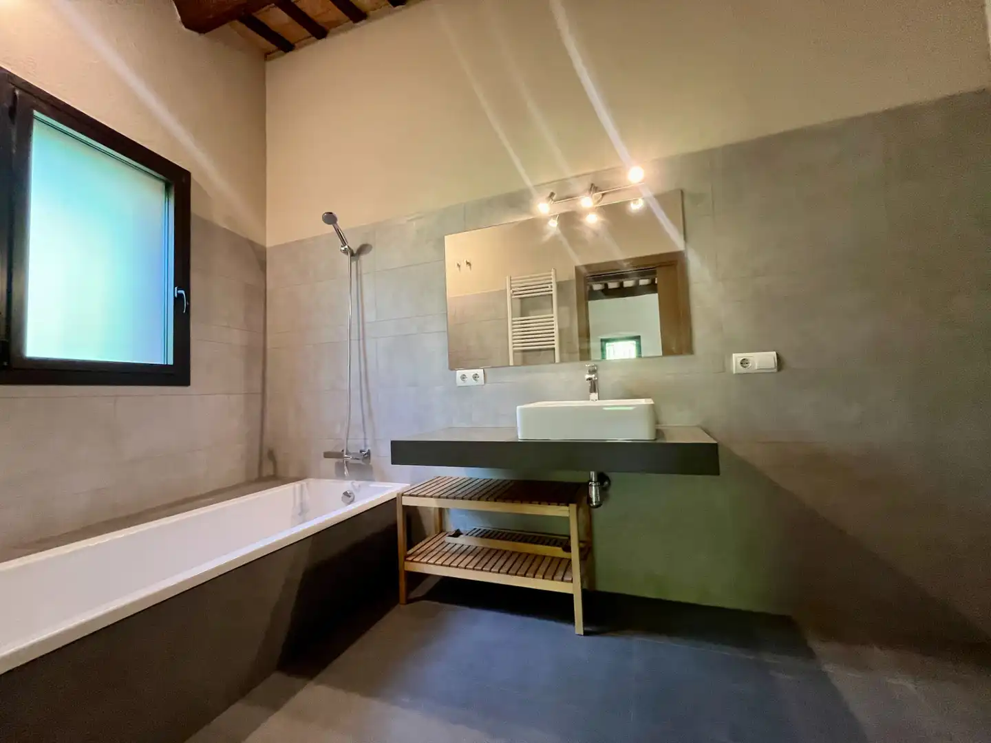 Badezimmer von Country house zur Miete in Fornells de la Selva mit Heizung, Privatgarten und Ofen
