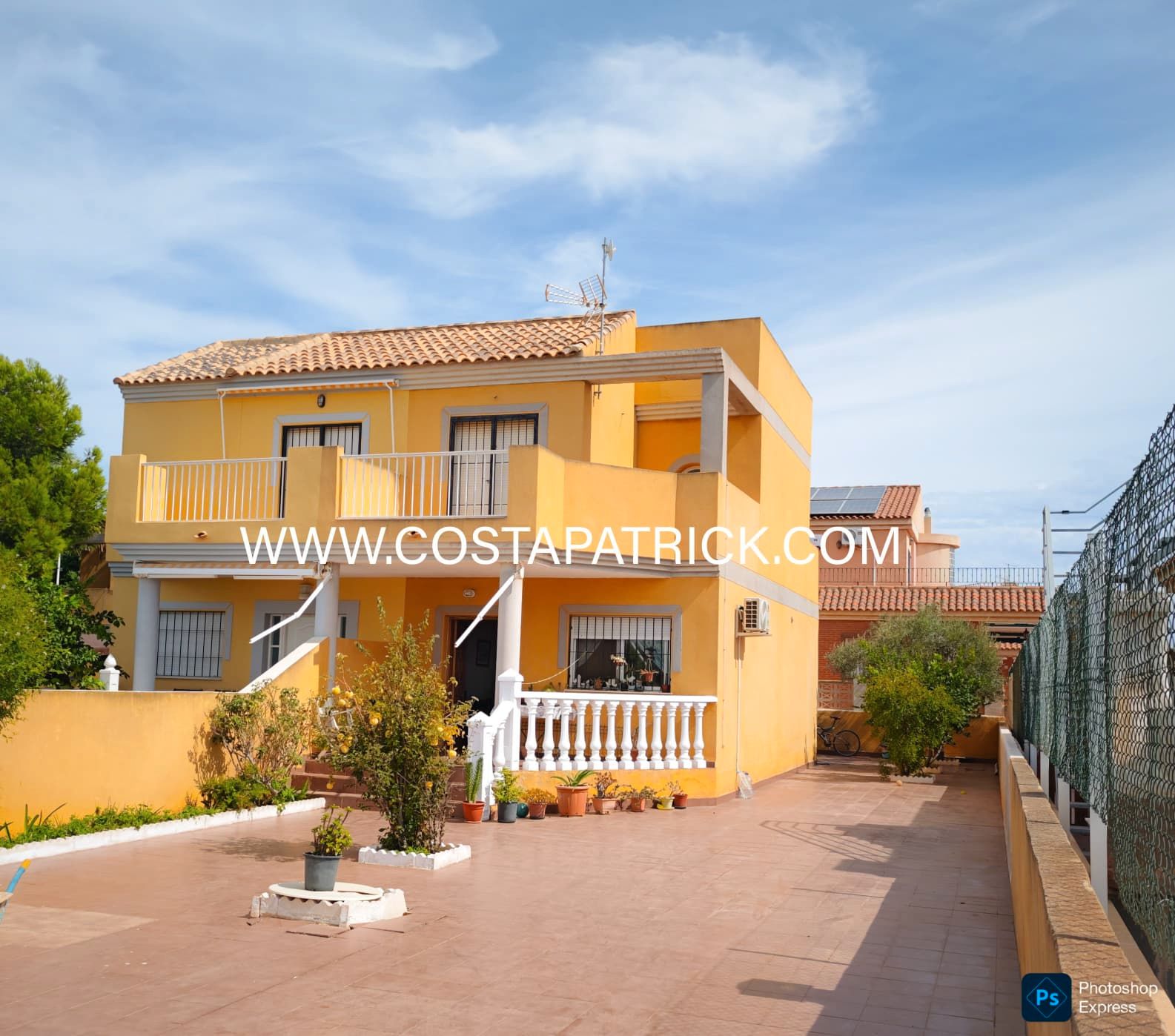 Vista exterior de Casa o xalet en venda en Cartagena amb Aire condicionat, Jardí privat i Terrassa