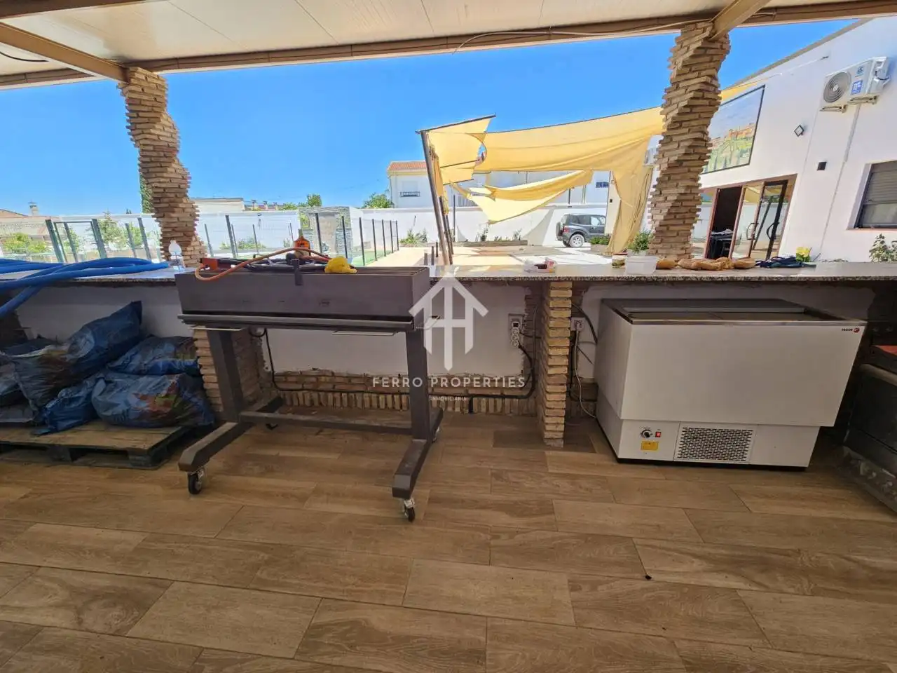 Terraza de Local en venta en Chimeneas con Aire acondicionado