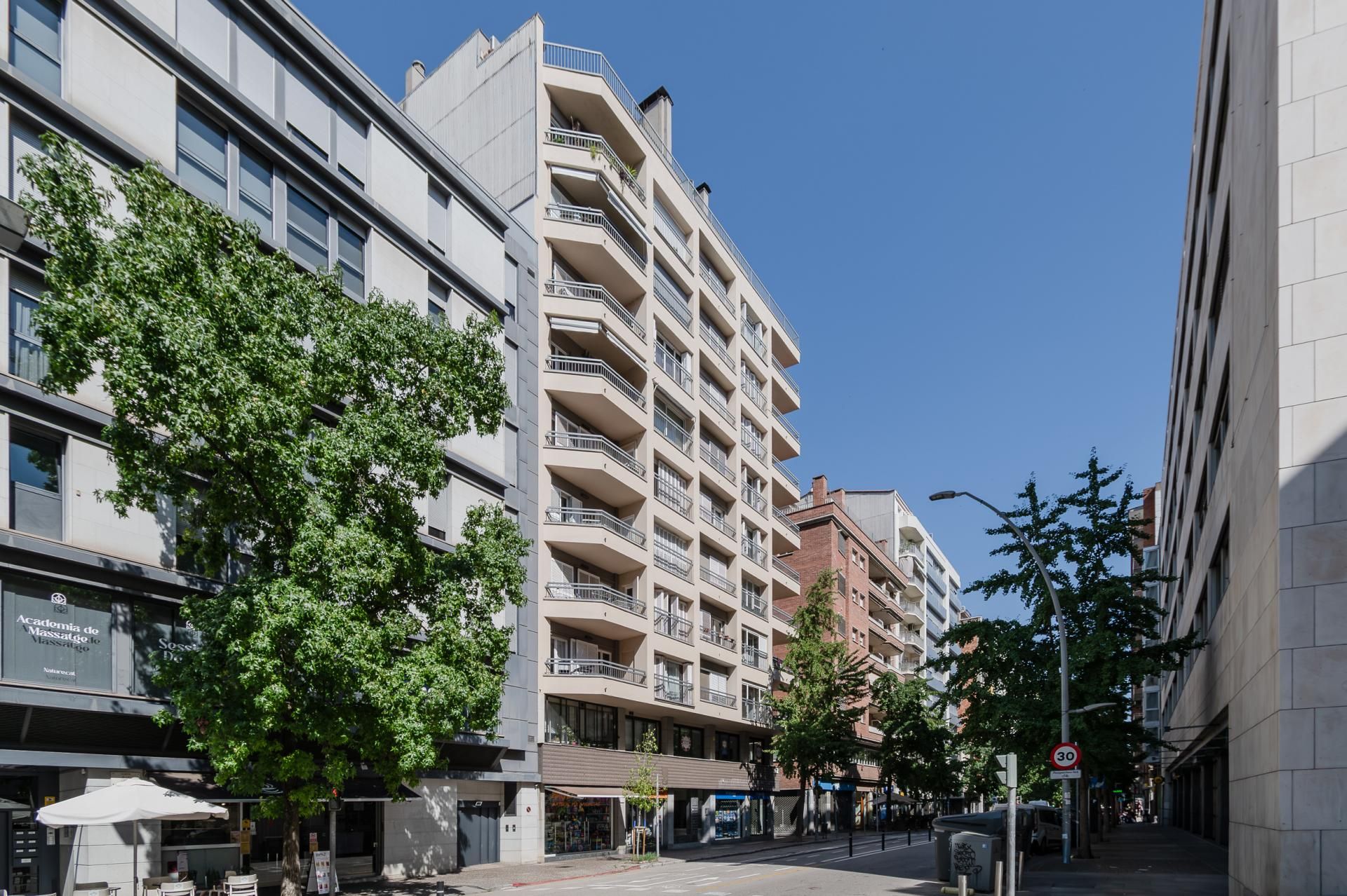 Vista exterior de Pis en venda en Girona Capital amb Calefacció