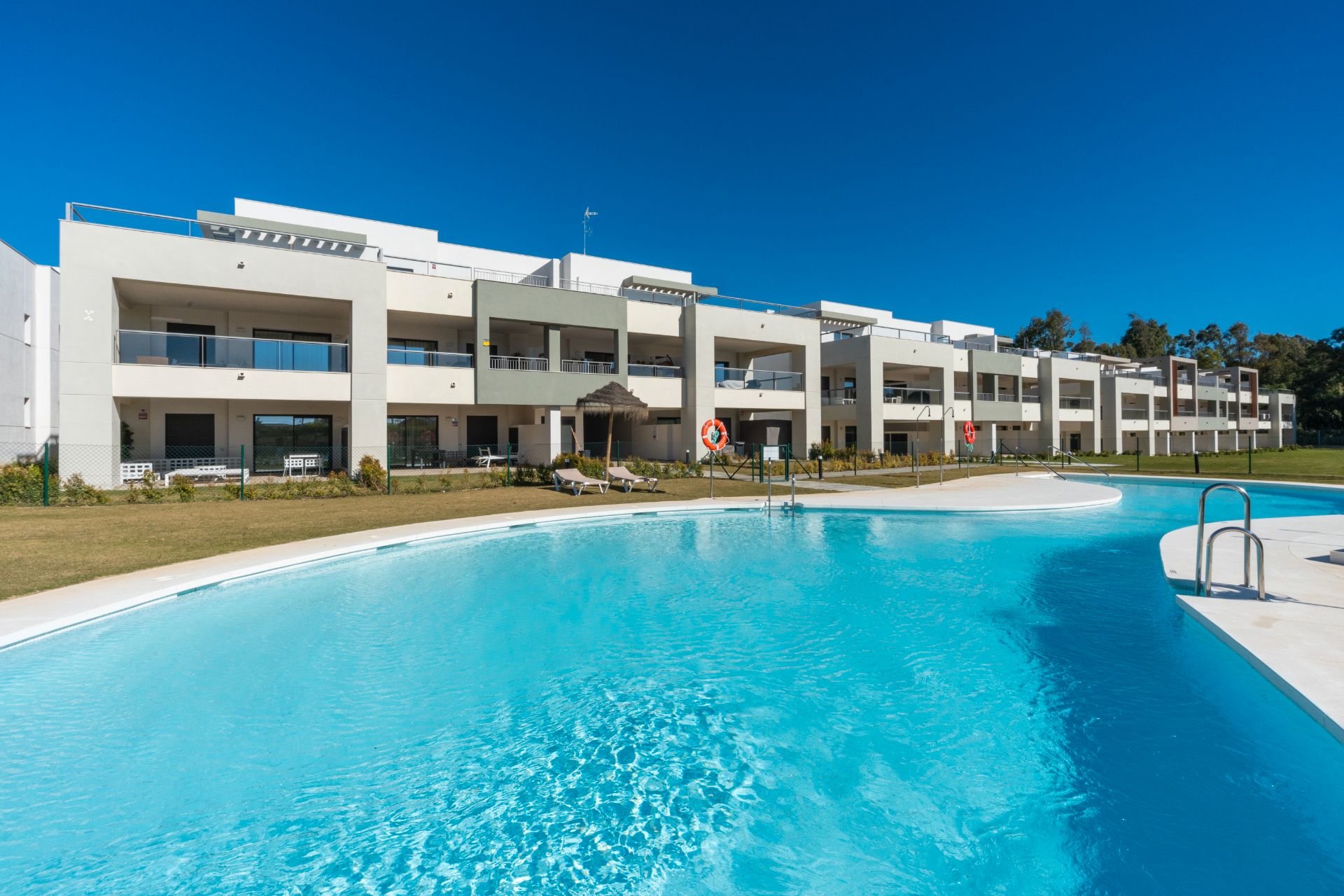Piscina de Apartament en venda en Casares amb Aire condicionat, Calefacció i Terrassa