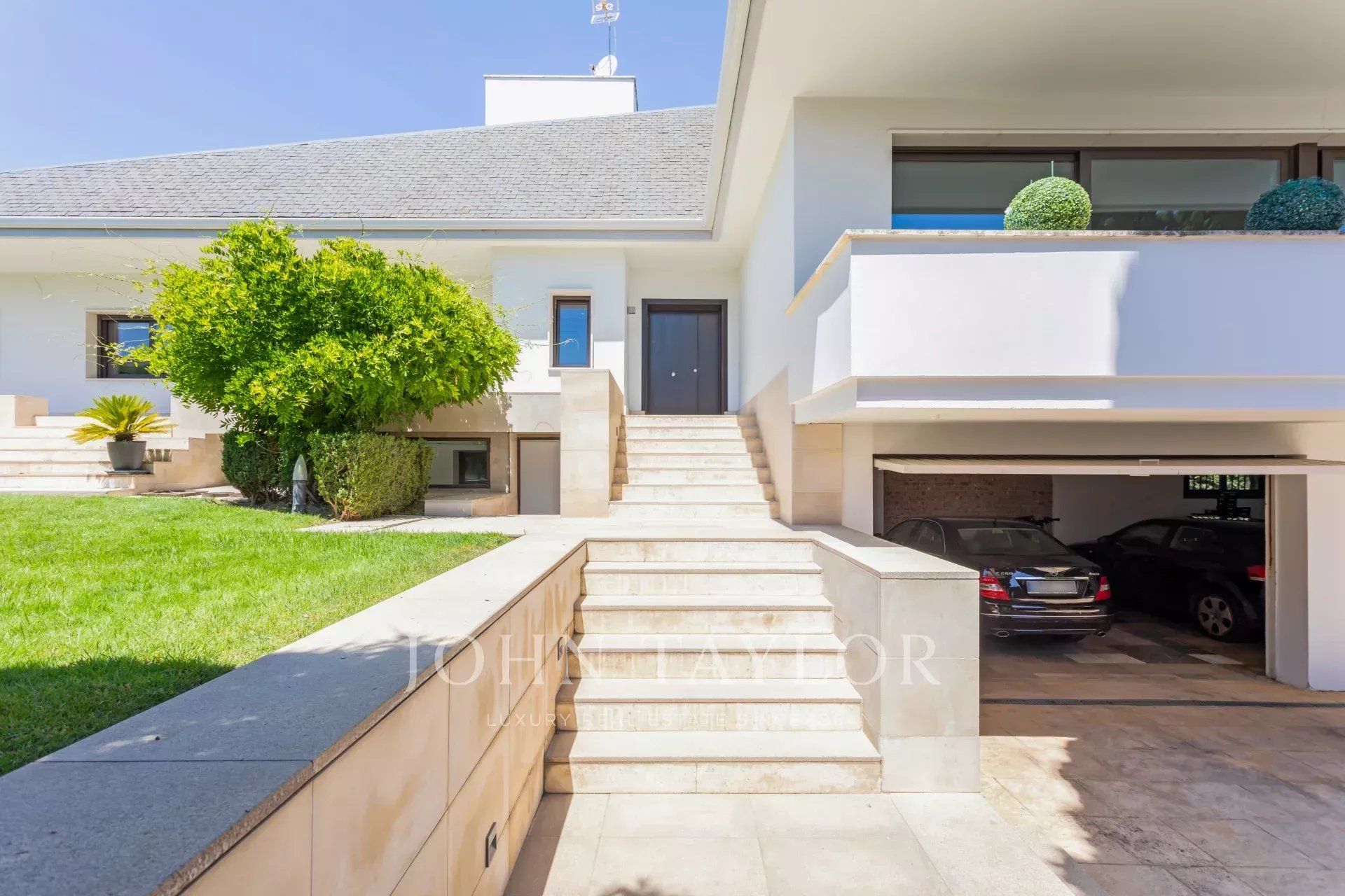 Exterior view of House or chalet for sale in Majadahonda  with Air Conditioner, Heating and Swimming Pool