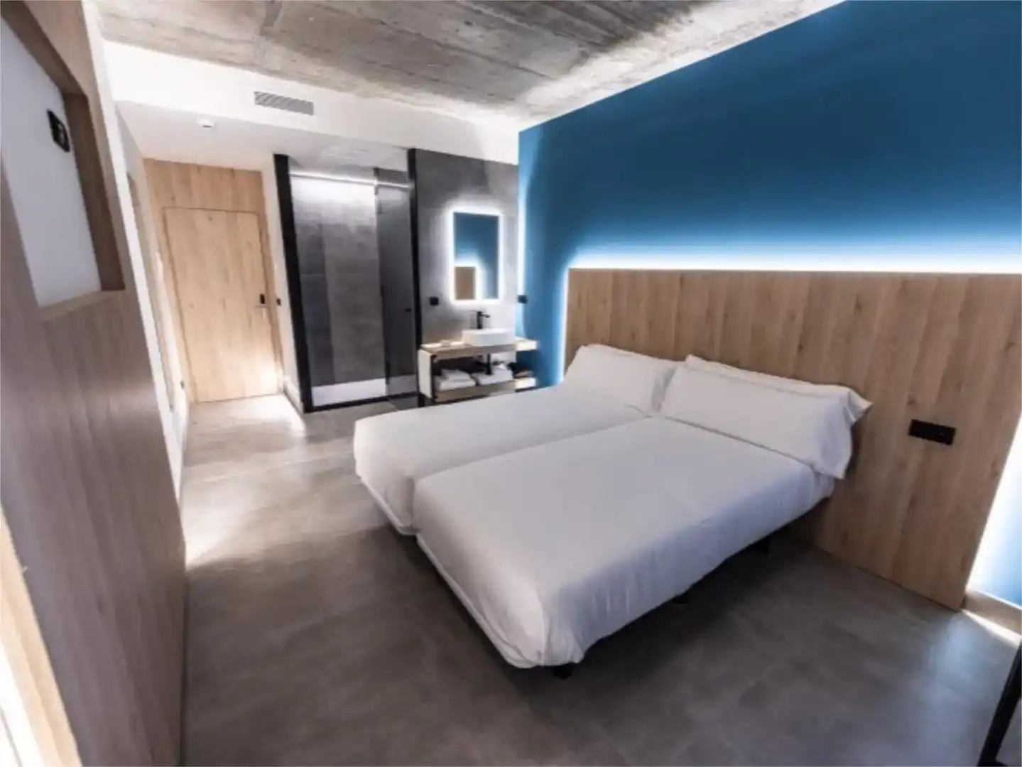 Schlafzimmer von Geschaftsraum zum Verkauf in Camariñas mit Klimaanlage, Parkett und Möbliert