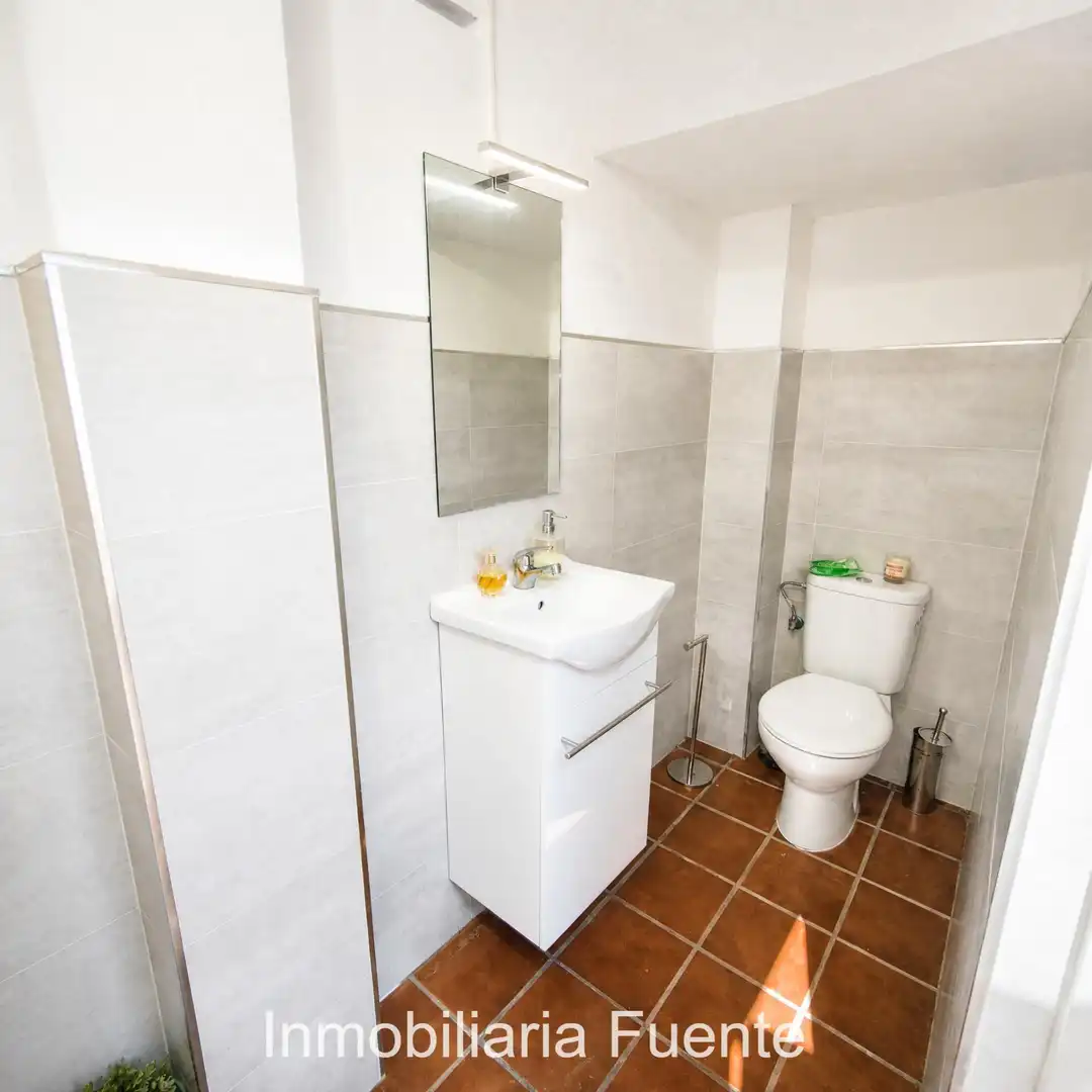 Badezimmer von Einfamilien-Reihenhaus zum Verkauf in Muskiz mit Heizung, Privatgarten und Terrasse