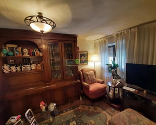 Sala d'estar de Casa o xalet en venda en León Capital  amb Calefacció, Terrassa i Traster