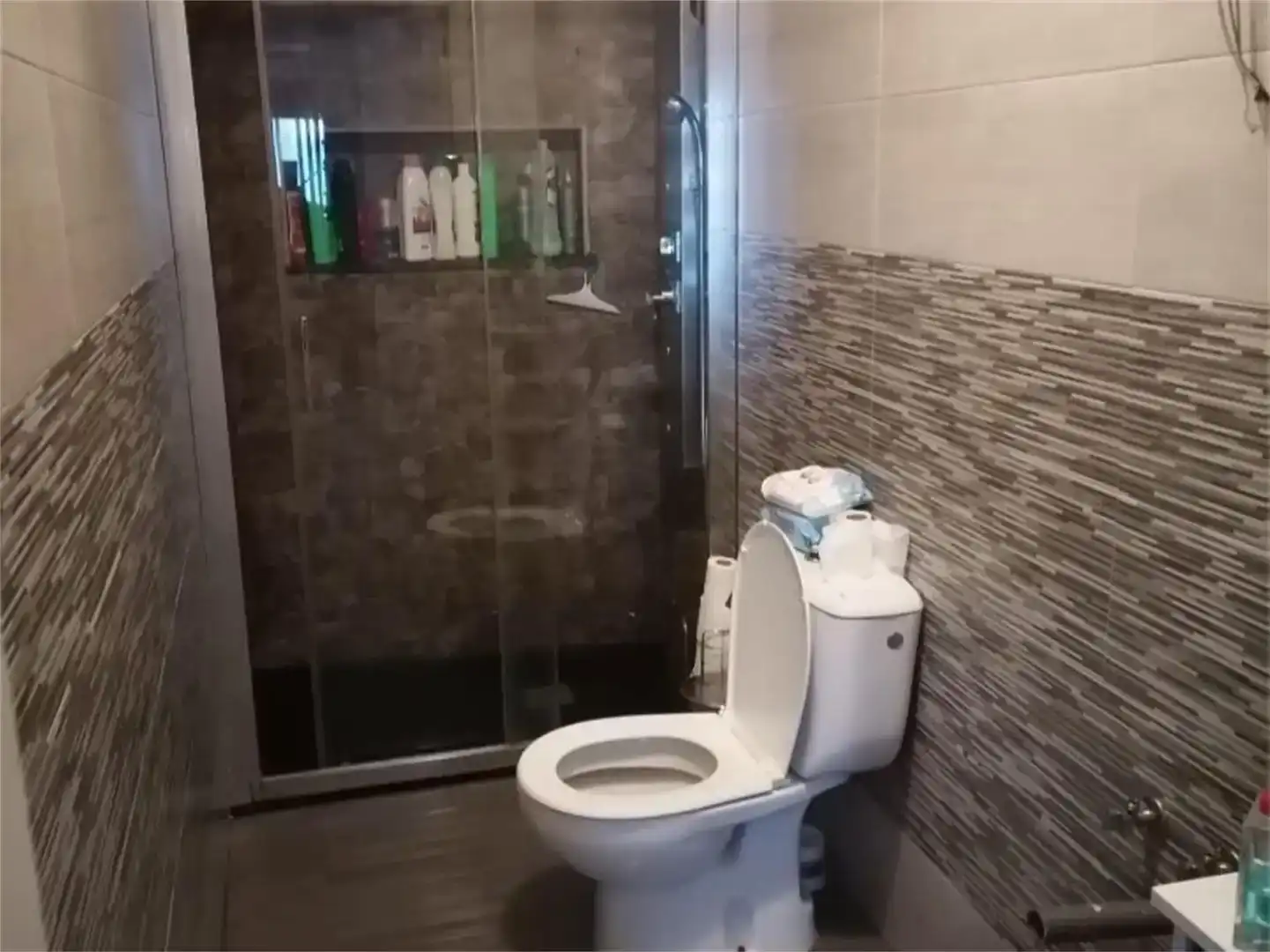 Badezimmer von Einfamilien-Reihenhaus zum Verkauf in Carcabuey mit Klimaanlage und Balkon