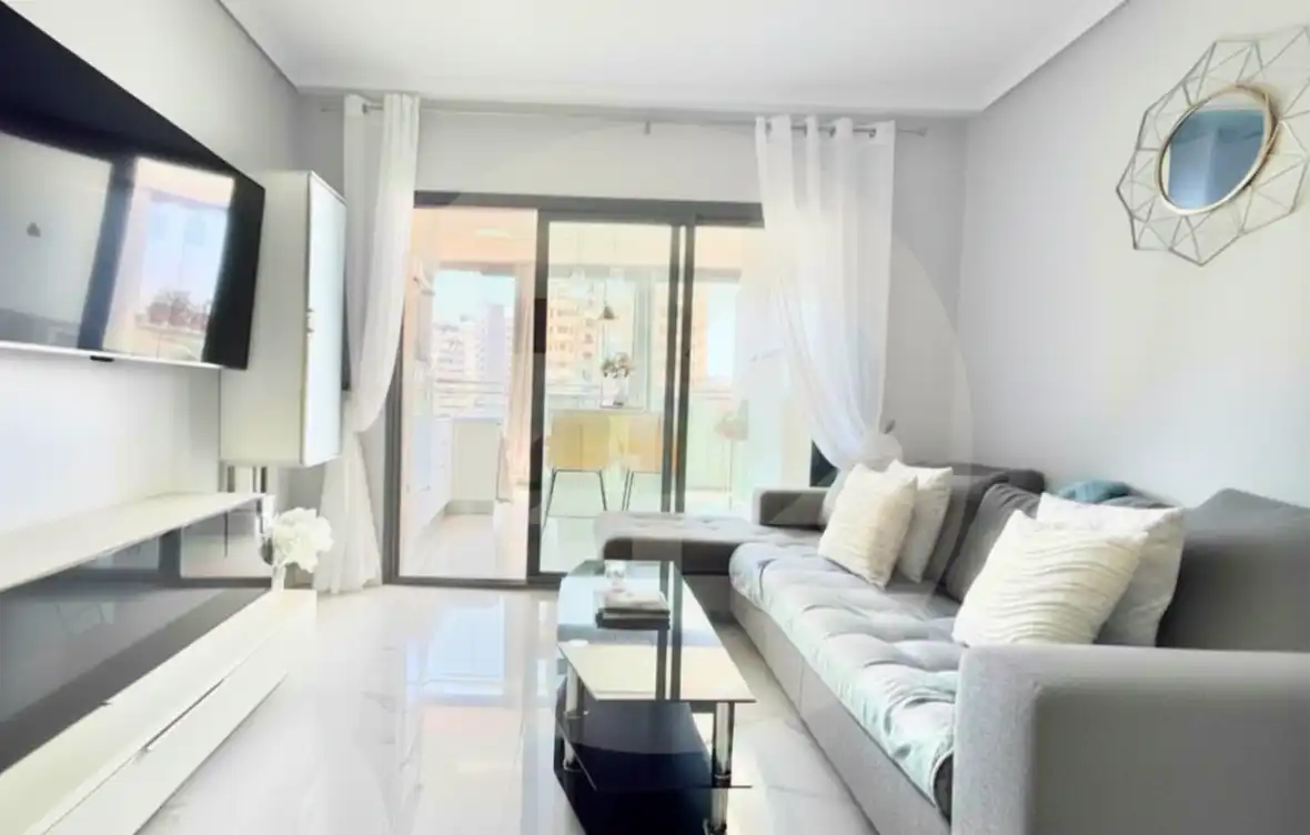 Sala d'estar de Apartament de lloguer en Benidorm amb Aire condicionat, Terrassa i Piscina