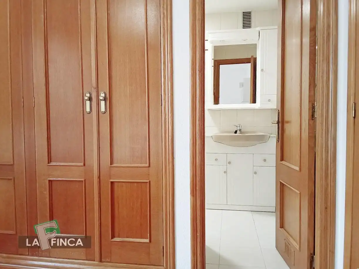 Bathroom of Flat for sale in Oviedo   with Heating, Parquet flooring and Furnished