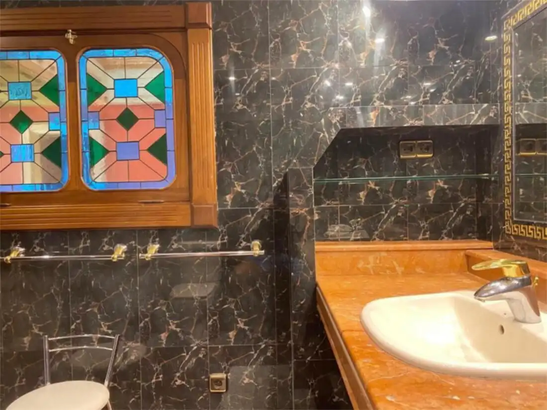Bany de Casa adosada en venda en Marbella amb Aire condicionat, Calefacció i Jardí privat