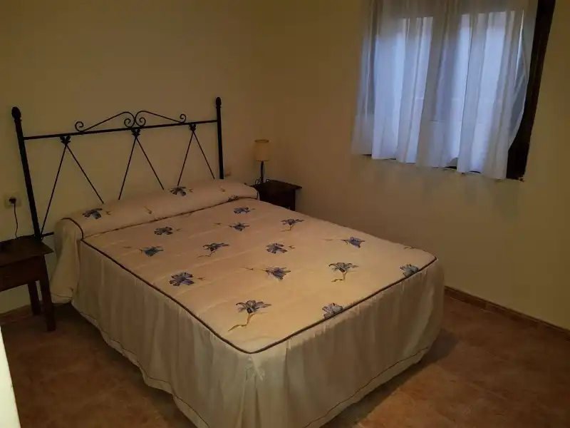 Schlafzimmer von Wohnung zum Verkauf in Jerte mit Klimaanlage, Heizung und Privatgarten