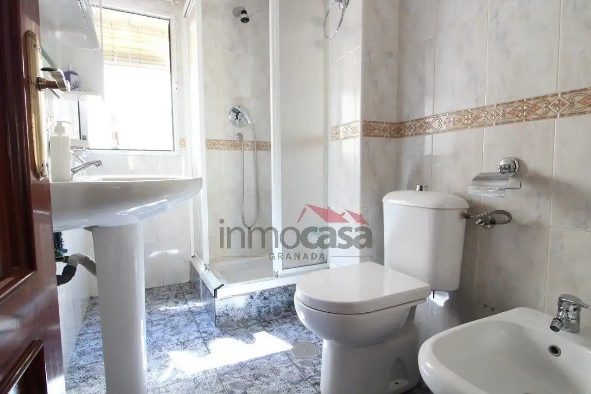 Bathroom of Flat for rent in Granada  with Air Conditioner, Heating and Furnished
