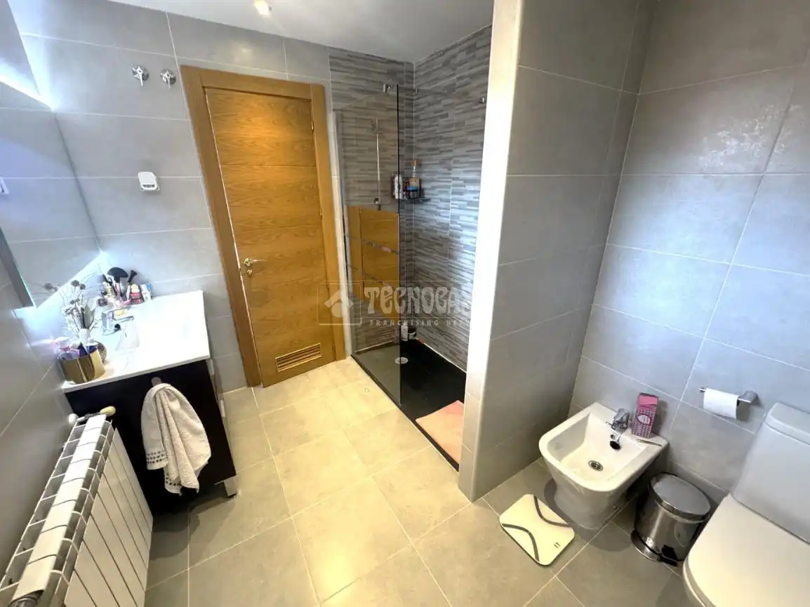 Bathroom of Detached homes for sale in Alcalá de Henares  with Air Conditioner, Terrace and Community pool