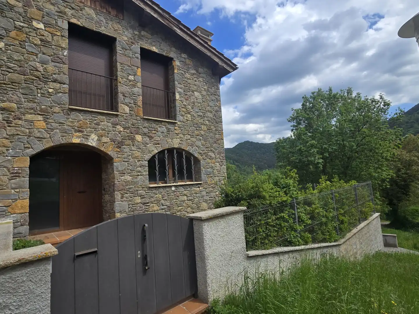 Vista exterior de Casa o xalet en venda en Vallfogona de Ripollès amb Calefacció, Jardí privat i Parquet