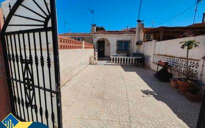 Vista exterior de Casa o xalet en venda en Torrevieja amb Aire condicionat, Calefacció i Jardí privat