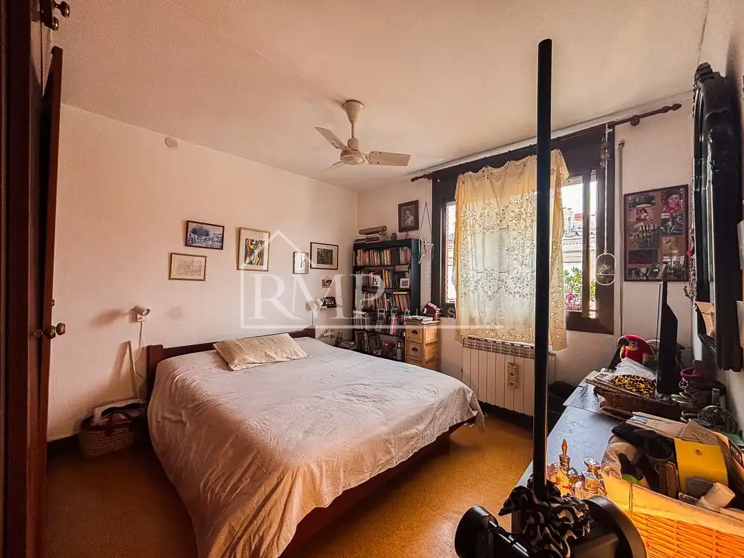 Schlafzimmer von Dachboden zum Verkauf in Barcelona mit Heizung, Terrasse und Abstellraum
