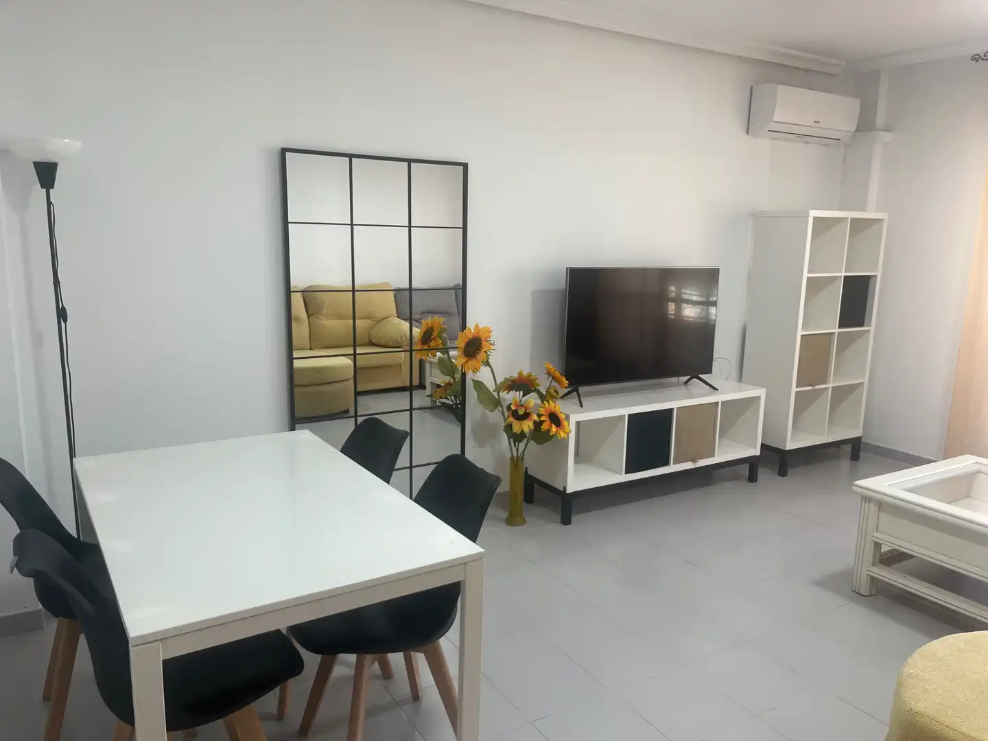 Sala d'estar de Pis de lloguer en Plasencia amb Aire condicionat, Terrassa i Moblat