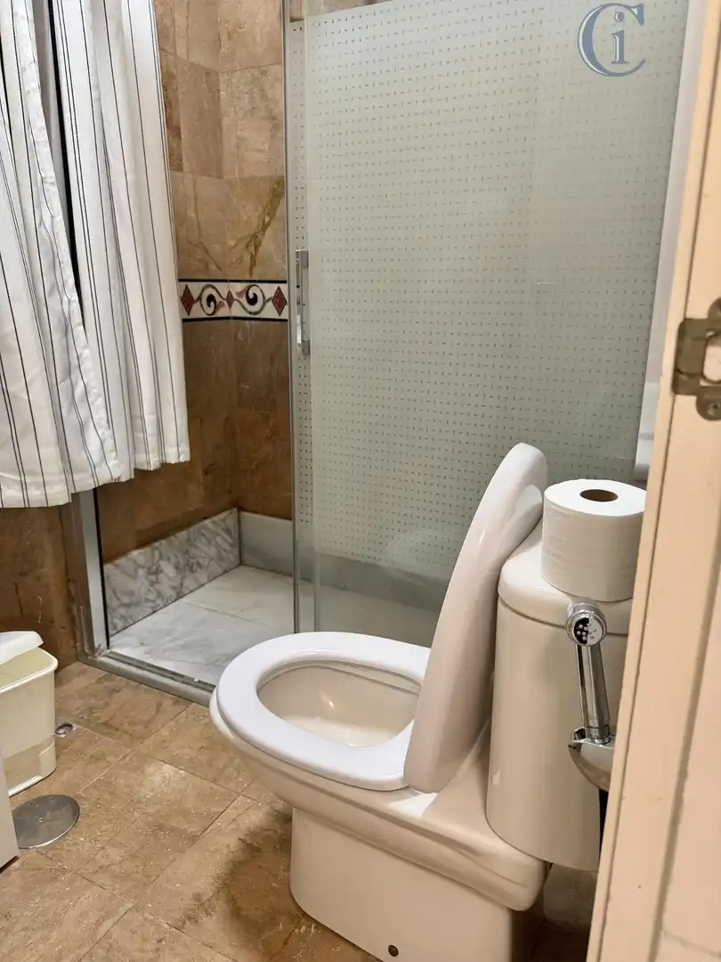 Badezimmer von Wohnungen zum Verkauf in Cádiz
