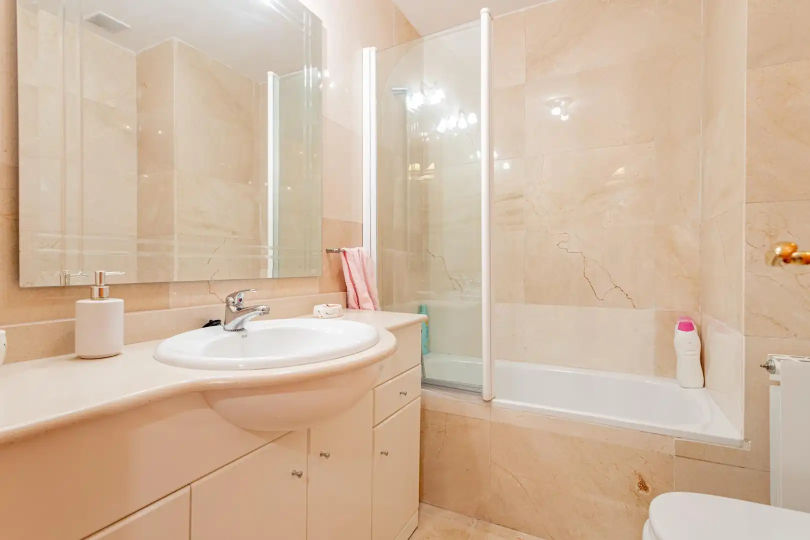 Baño de Casa adosada en venta en Valdemoro con Calefacción, Trastero y Piscina comunitaria