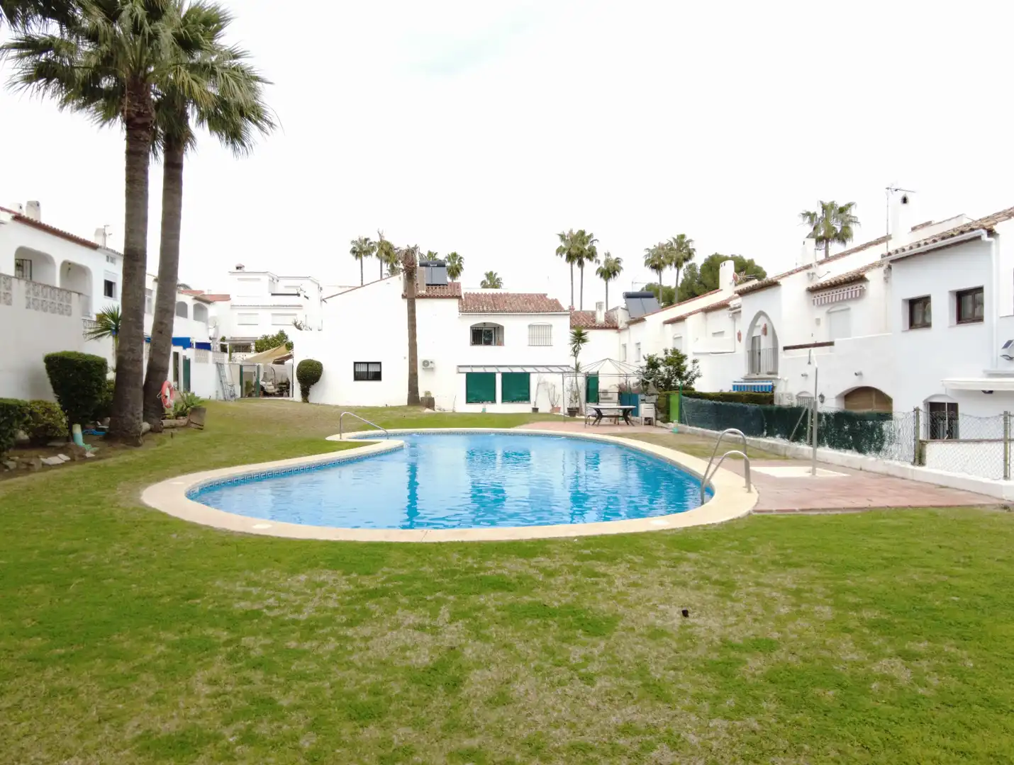 Piscina de Casa adosada en venda en Estepona amb Jardí privat, Terrassa i Moblat
