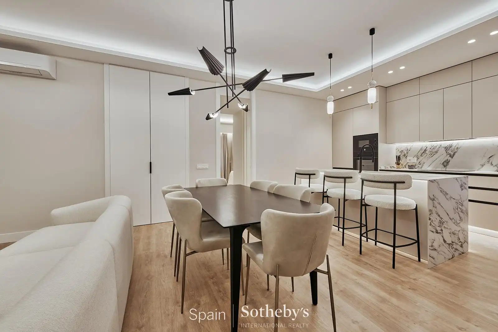 Menjador de Apartament en venda en Madrid amb Aire condicionat, Calefacció i Terrassa