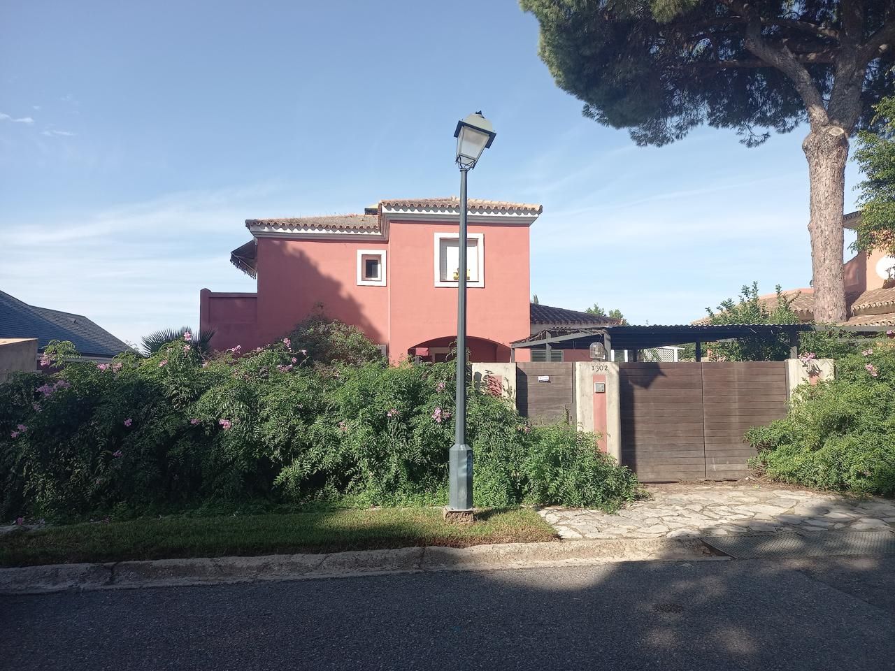 Vista exterior de Casa o xalet en venda en Bollullos de la Mitación amb Jardí privat i Piscina