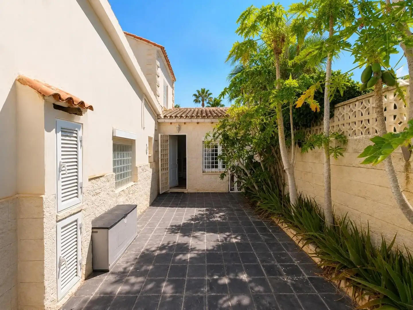 Vista exterior de Casa o chalet en venta en El Campello con Aire acondicionado, Calefacción y Jardín privado