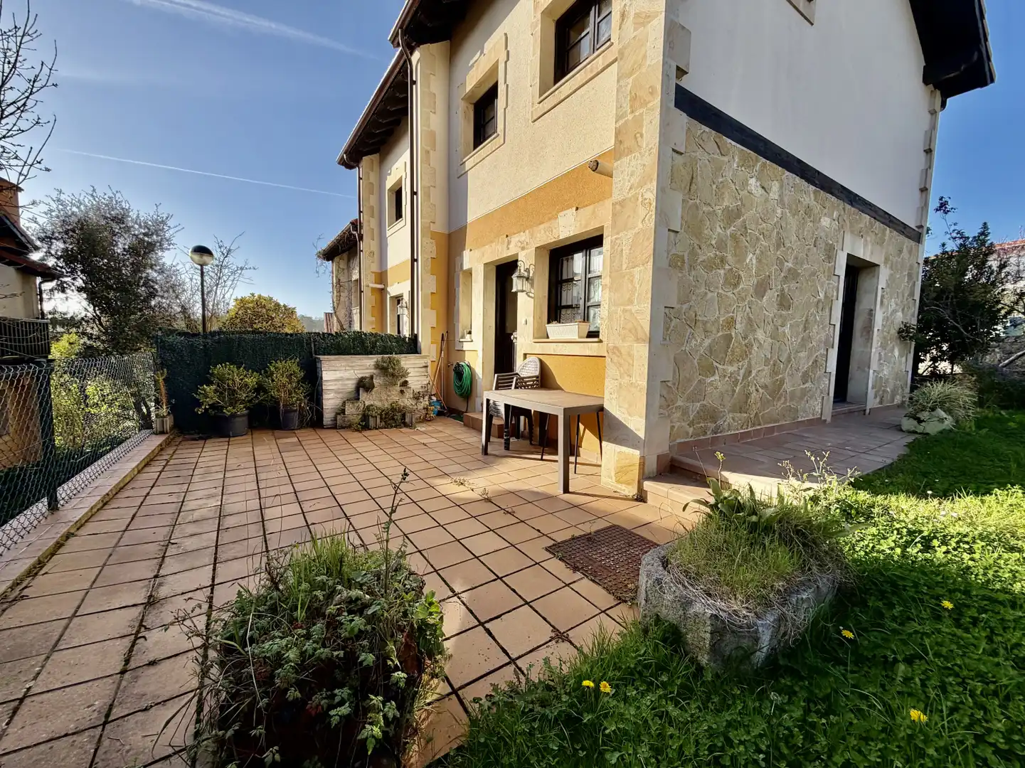 Terraza de Casa adosada en venta en Santillana del Mar con Calefacción, Jardín privado y Amueblado