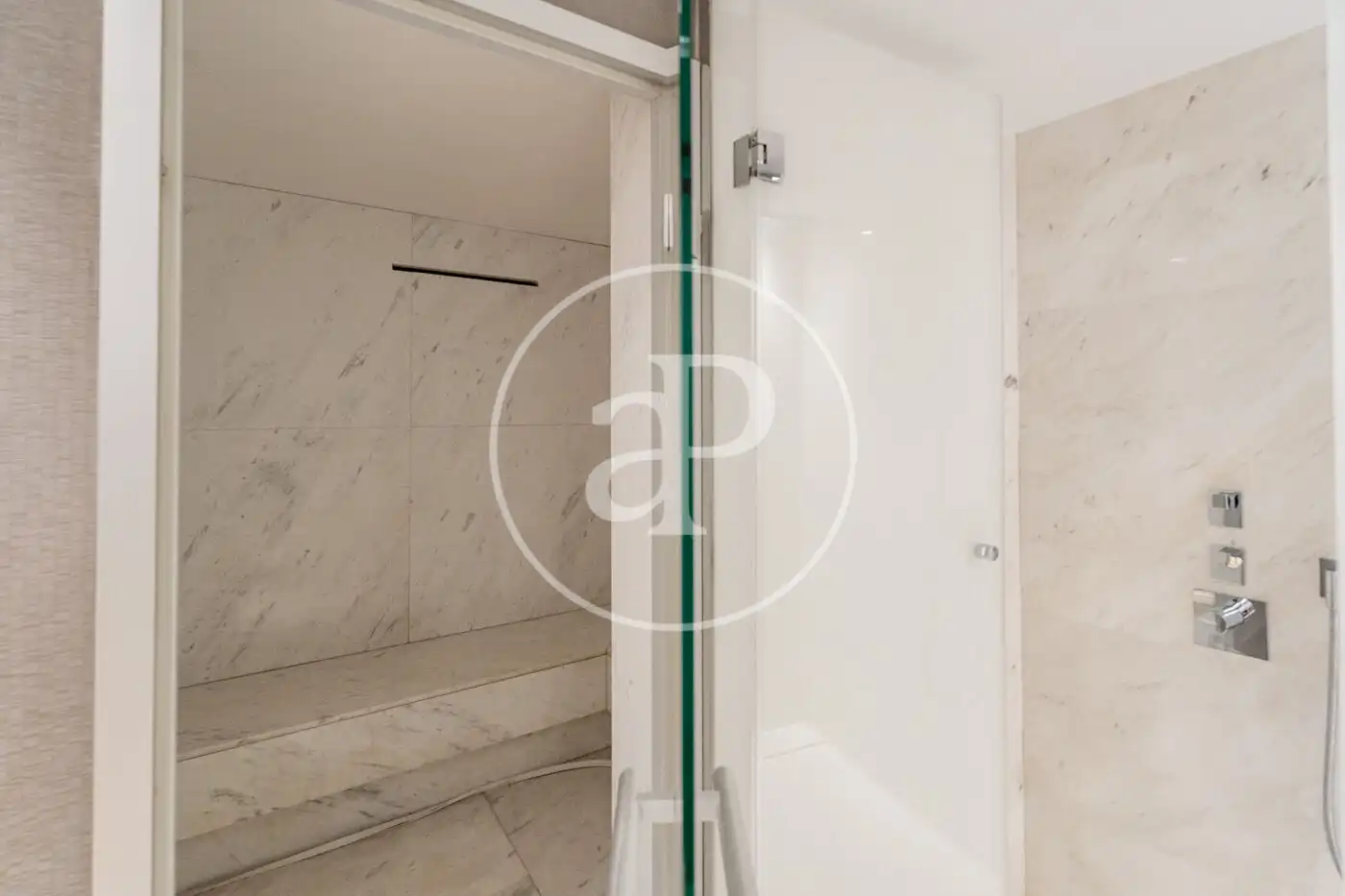 Baño de Piso en venta en Madrid con Aire acondicionado, Calefacción y Jardín privado