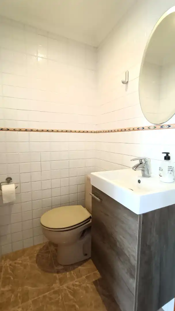 Badezimmer von Einfamilien-Reihenhaus zum Verkauf in Cambrils mit Klimaanlage, Heizung und Privatgarten