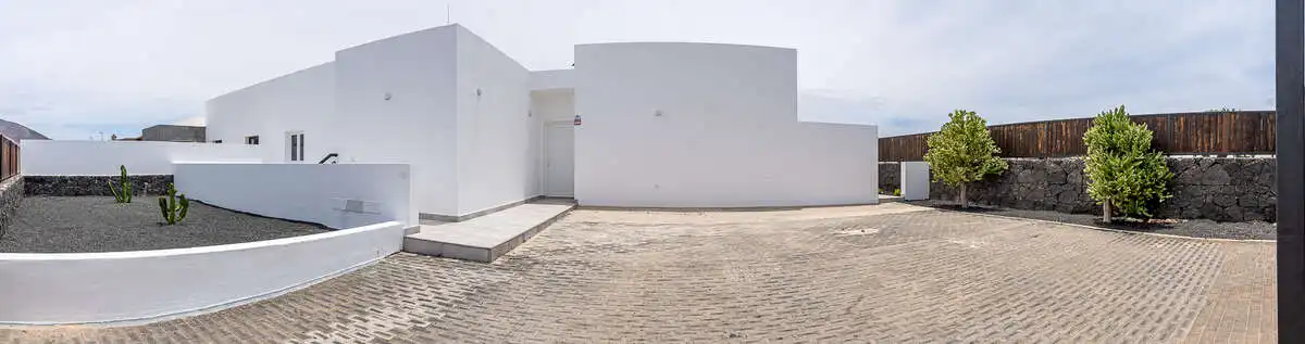 Vista exterior de Casa o xalet en venda en Yaiza amb Jardí privat, Terrassa i Piscina
