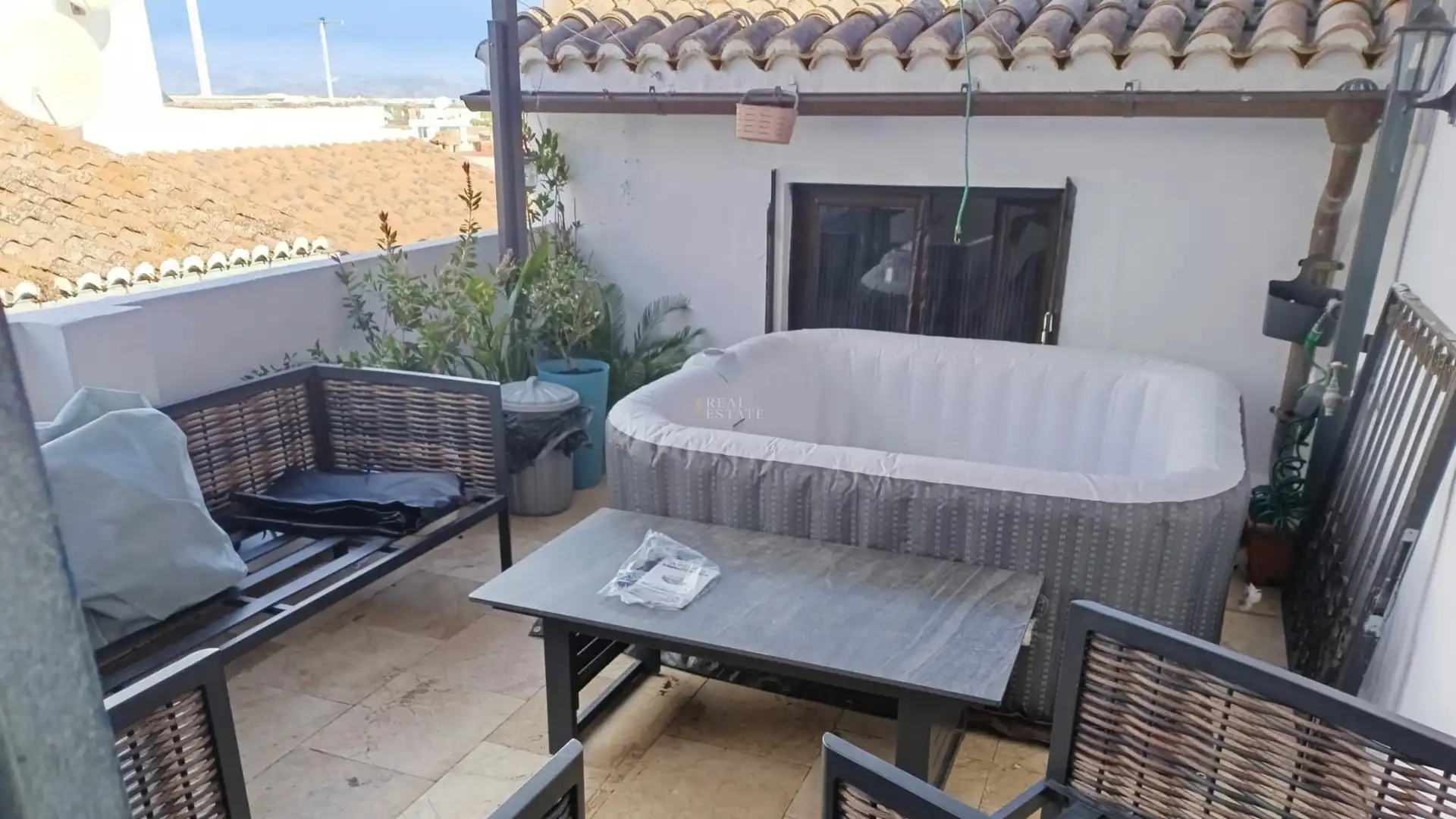 Terrasse von Einfamilien-Reihenhaus zum Verkauf in Oliva mit Klimaanlage, Abstellraum und Whirlpool