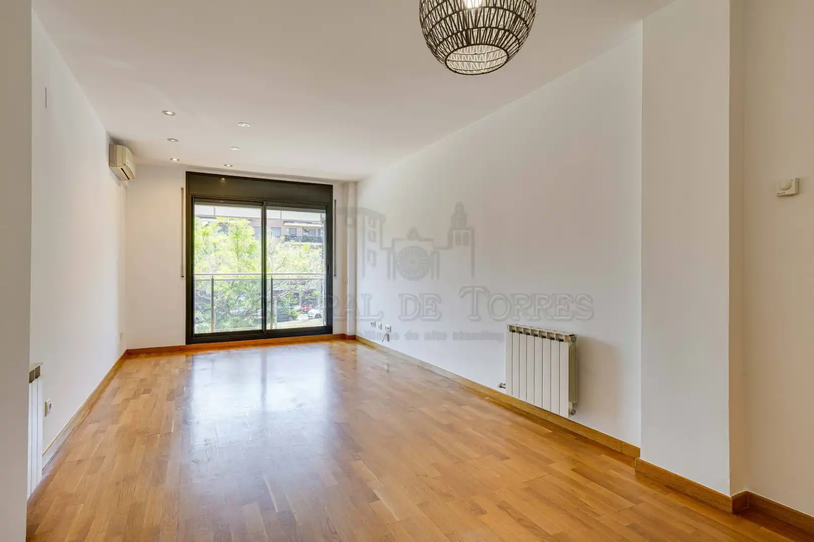 Living room of Flat for sale in Sant Cugat del Vallès  with Air Conditioner, Heating and Parquet flooring