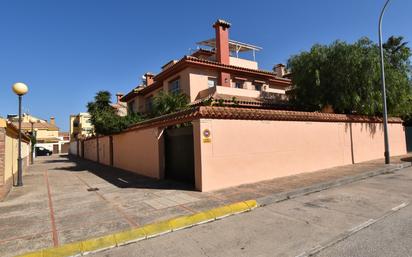 Vista exterior de Casa adosada en venda en San Fernando amb Aire condicionat, Calefacció i Jardí privat