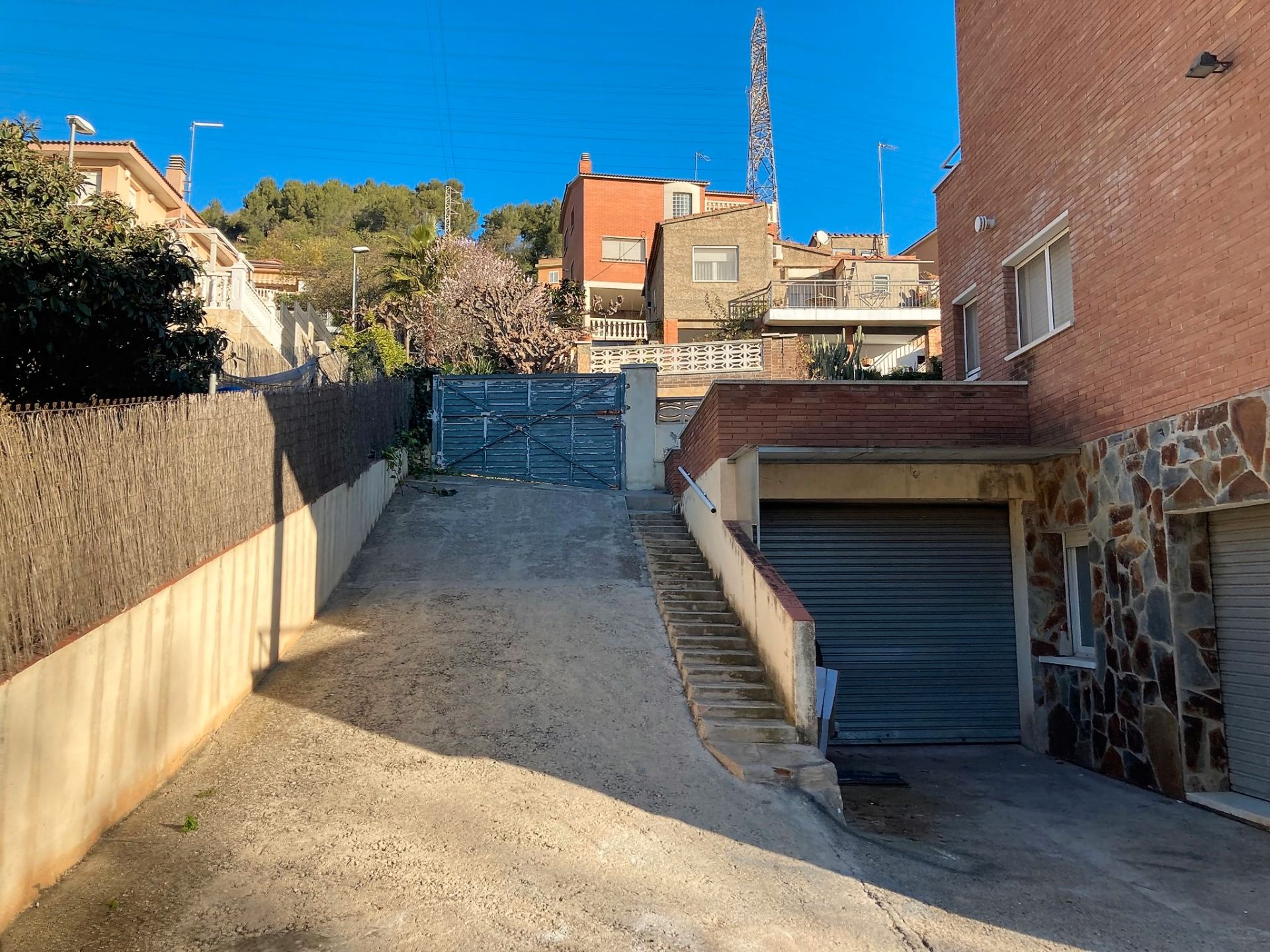 Vista exterior de Casa o xalet en venda en Sant Boi de Llobregat amb Terrassa i Piscina