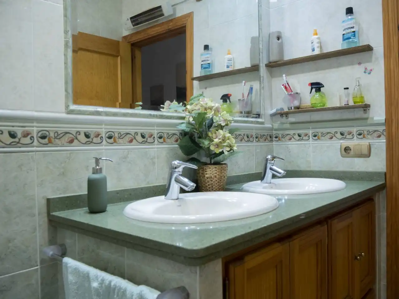 Bany de Casa o xalet en venda en Estepona amb Aire condicionat, Piscina i Moblat