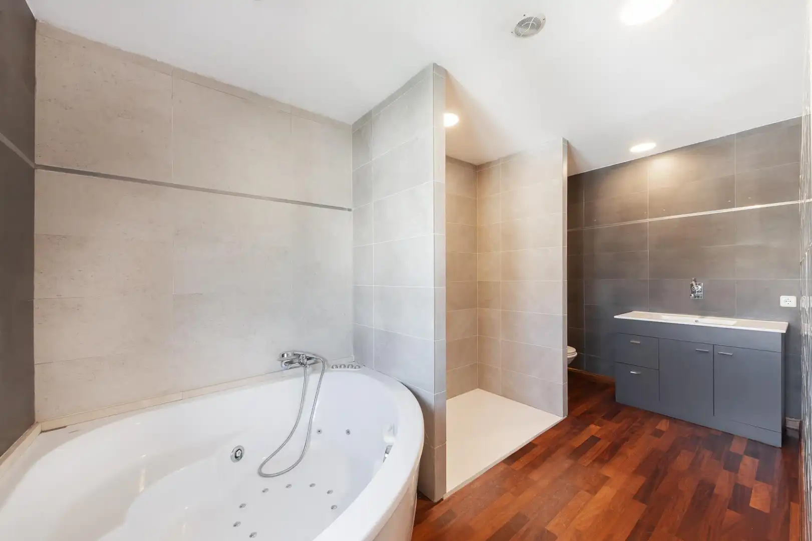Badezimmer von Einfamilien-Reihenhaus zur Miete in Campos mit Klimaanlage, Heizung und Parkett
