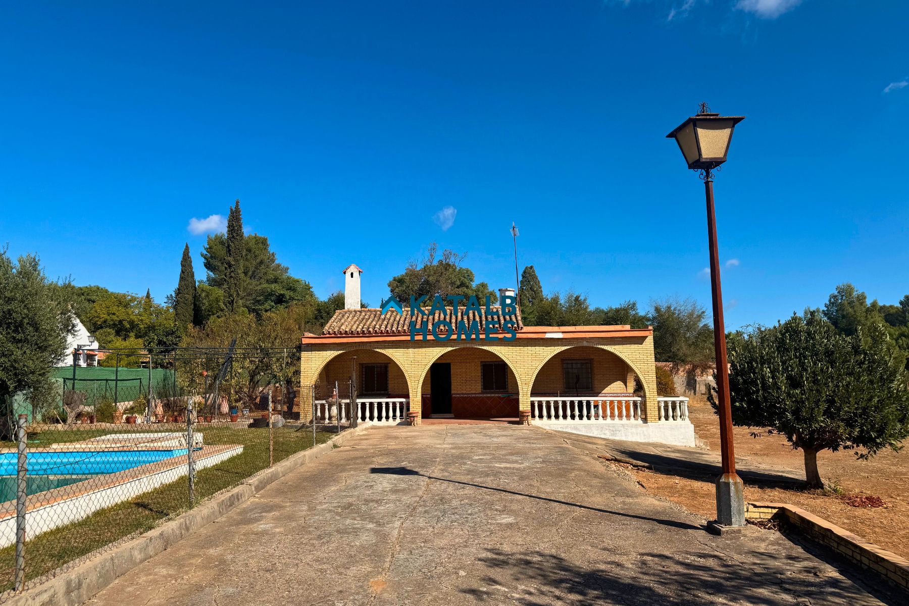 Vista exterior de Casa o xalet en venda en Mairena del Aljarafe amb Jardí privat, Terrassa i Traster