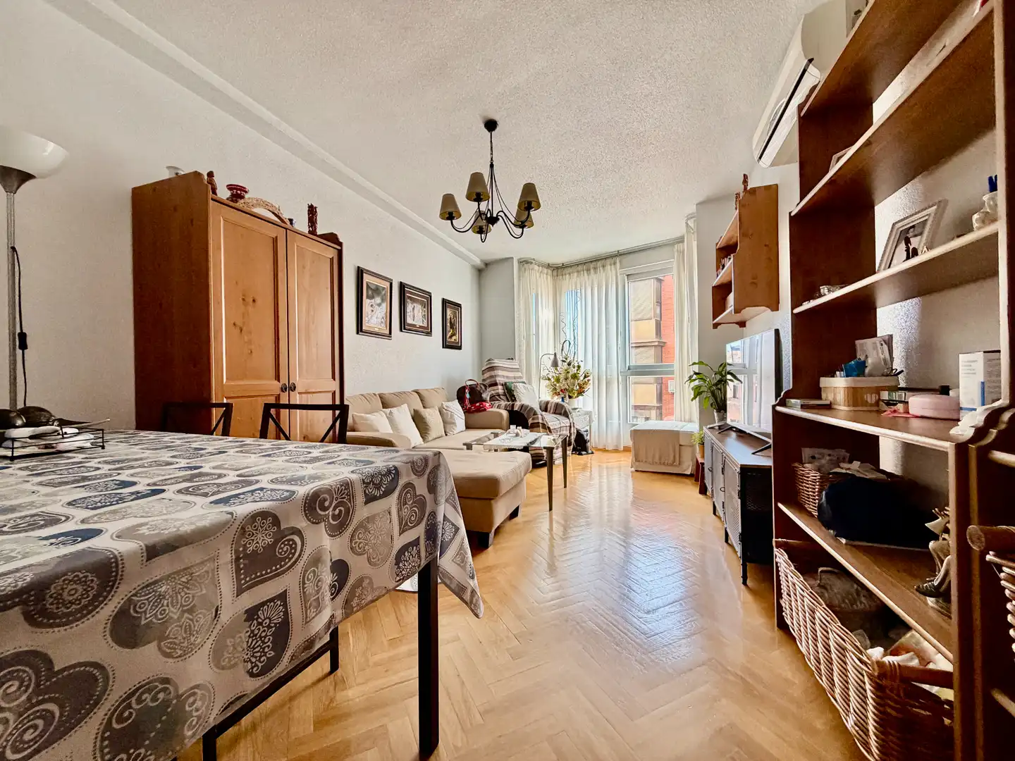 Living room of Flat for sale in Madrid  with Air Conditioner, Heating and Parquet flooring