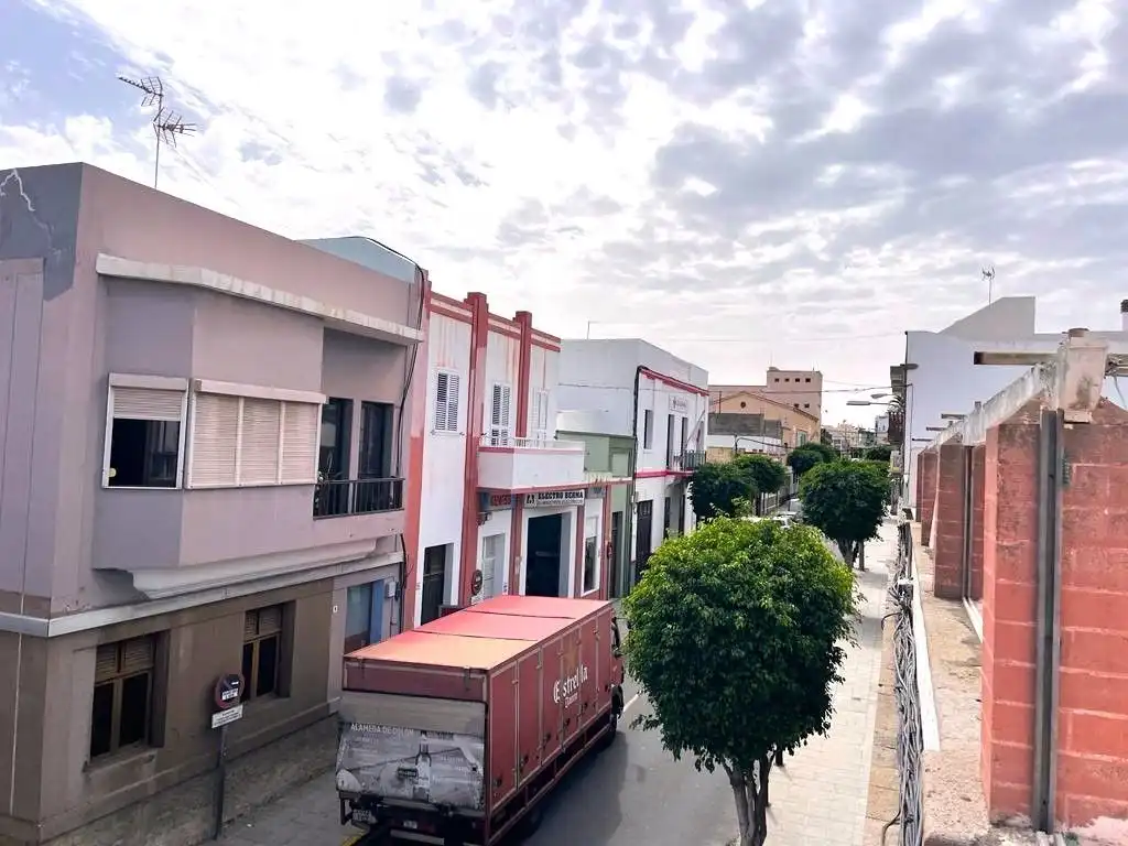 Vista exterior de Casa adosada en venta en Telde con Calefacción, Terraza y Trastero