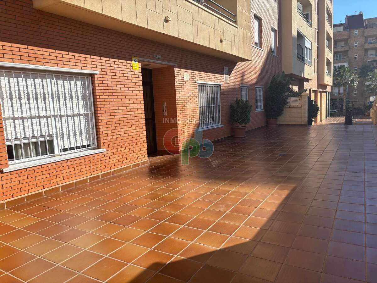 Vista exterior de Pis en venda en Roquetas de Mar amb Piscina comunitària