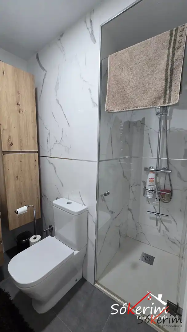 Badezimmer von Wohnung zum Verkauf in Madrid mit Klimaanlage und Heizung