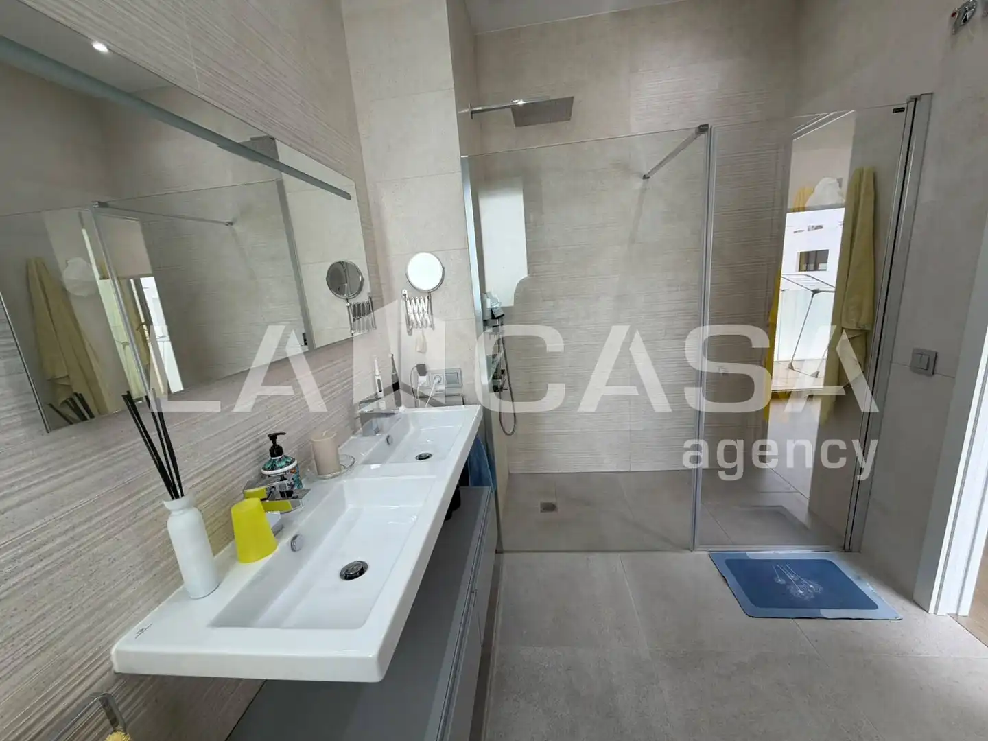 Badezimmer von Einfamilien-Reihenhaus zum Verkauf in Dos Hermanas mit Klimaanlage, Terrasse und Abstellraum