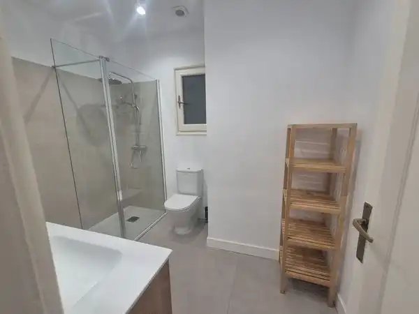 Bany de Apartament de lloguer en Madrid amb Aire condicionat, Calefacció i Moblat