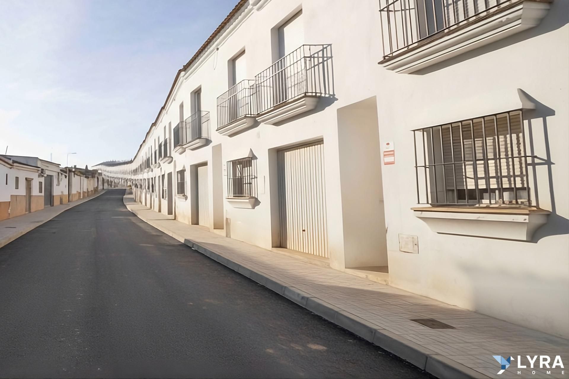 Vista exterior de Casa adosada en venda en La Palma del Condado amb Terrassa