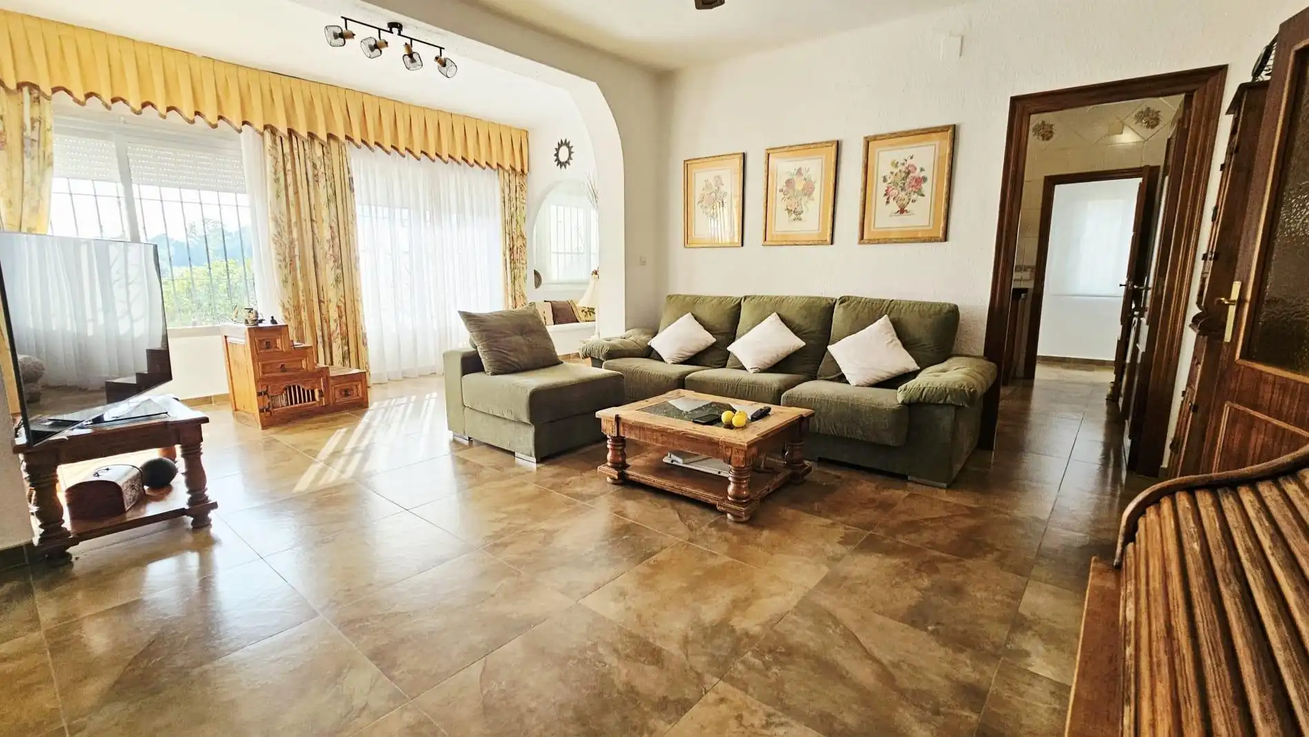 Sala de estar de Casa o chalet en venta en Marbella con Jardín privado, Terraza y Piscina comunitaria