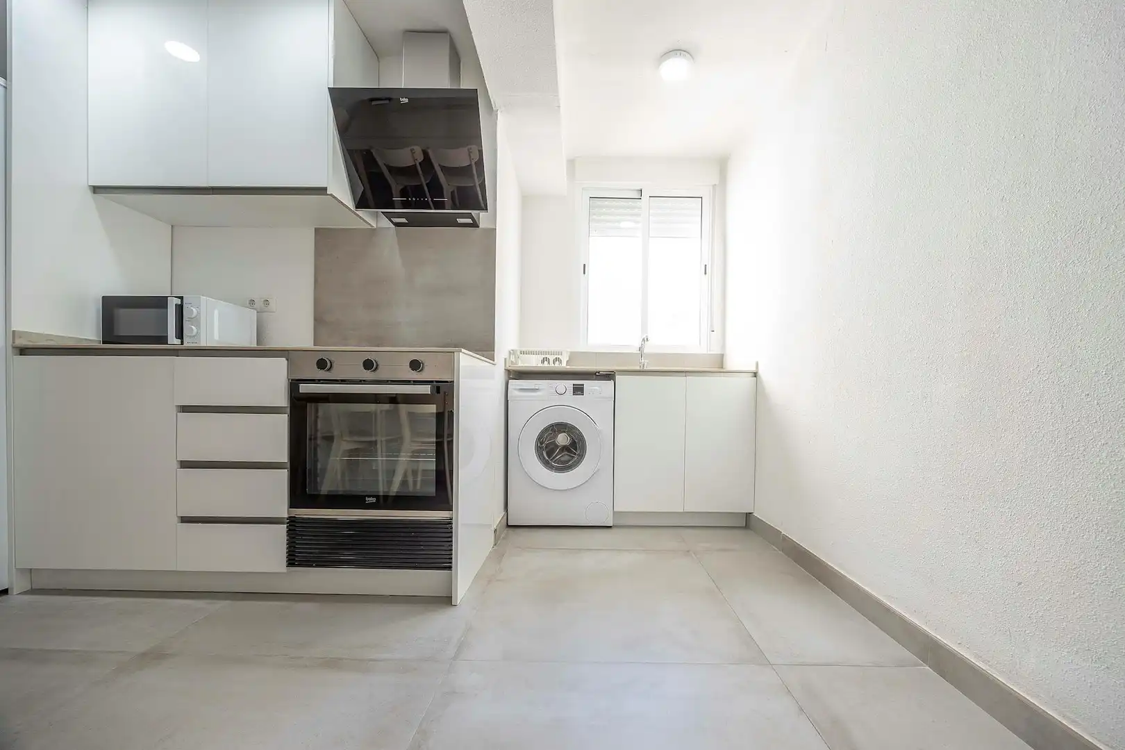 Kitchen of Flat for share in Valencia  with Washing machine and TV
