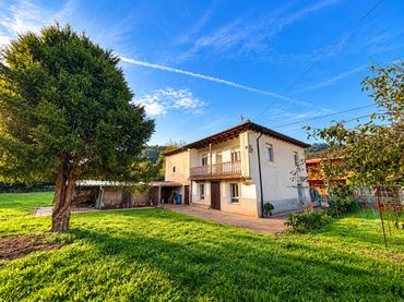 Casa amb balcó en venda a Los Corrales de Buelna